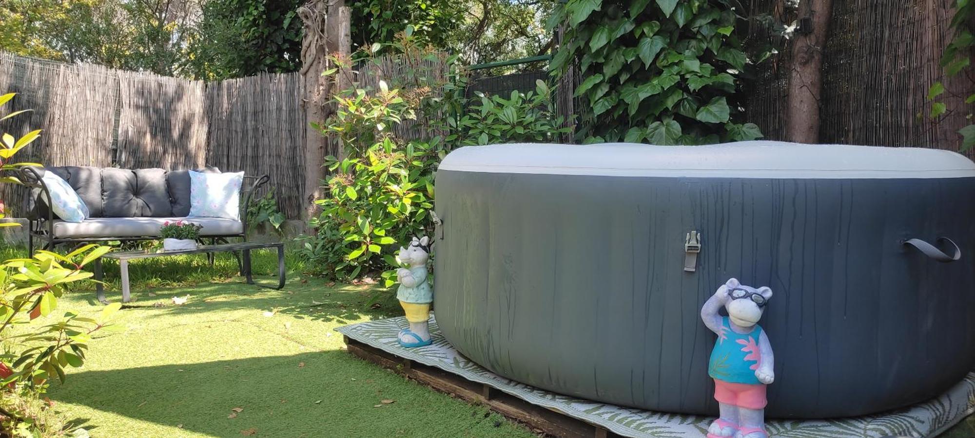 Joli Studio Climatise Avec Jacuzzi Prive Et Entree Independante Frejus Exterior photo